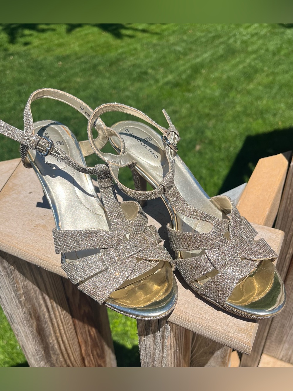 Bandolino Metallic Fabric T-Strap 3.5” Heels Sandals Size 7M Silver Gold